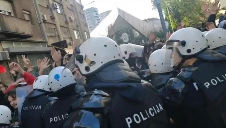 Tensione in Serbia: polizia blocca l'accesso dei manifestanti alla tv di Stato.