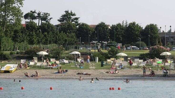 Coppia milanese va a fare il bagno a Desenzano ma qualcuno ruba i loro vestiti: 