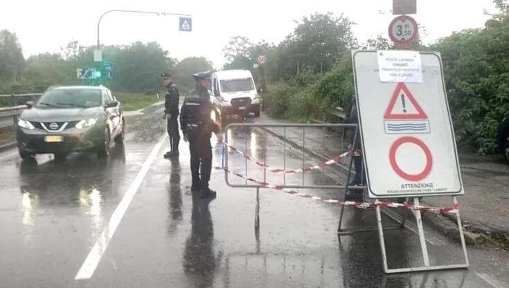 Maltempo a Milano, esonda il Lambro: strade chiuse e allagamenti