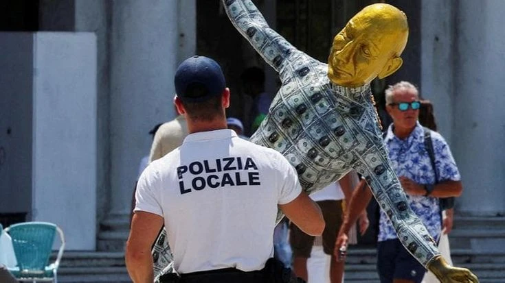 Manichini ricoperti di dollari e scatole di Amazon come water: la parodia delle nozze dei Bezos