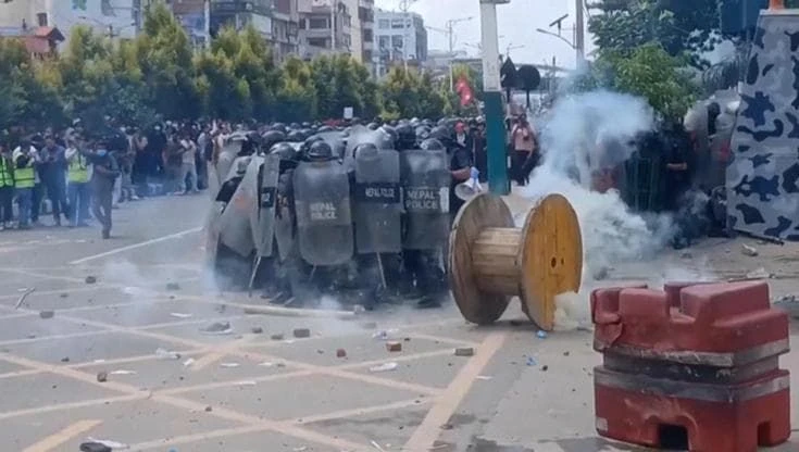 Nepal, violenti scontri con la polizia alla protesta contro il blocco dei social: vittime e feriti