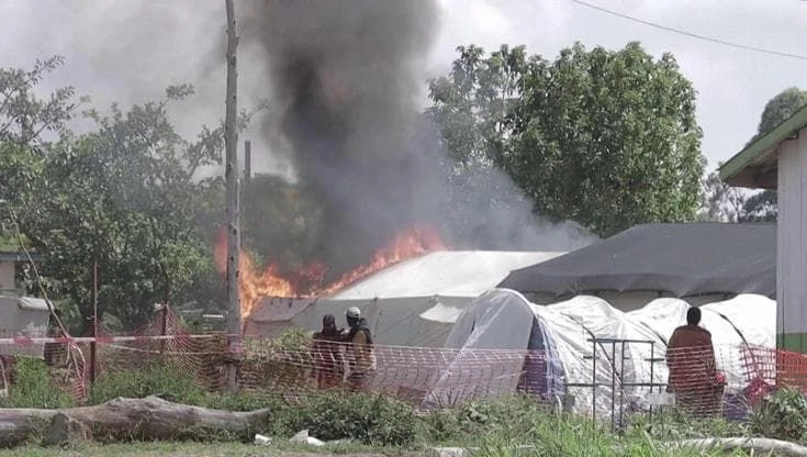 Ebola in Congo, la folla incendia per protesta un ospedale da campo