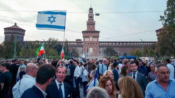 Flashmob in piazza San Fedele: “Hamas liberi i 125 ostaggi ancora nelle loro mani”