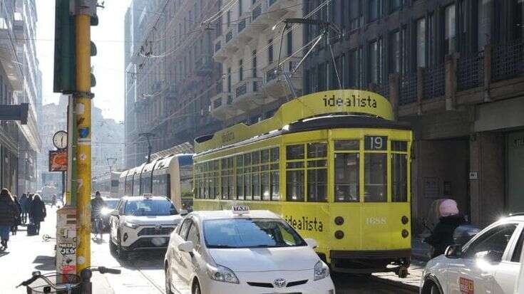 In via Orefici partono i lavori sui binari del tram e sul pavè: ecco quando e come si modificano i percorsi dei mezzi Atm