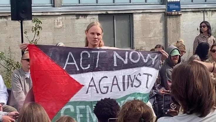 Copenaghen, esibisce in passarella la bandiera palestinese: modella cacciata dalla sfilata