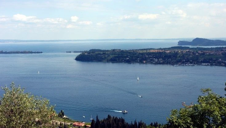Si tuffa nel lago di Garda ma affoga: morto in ospedale un turista 39enne campano
