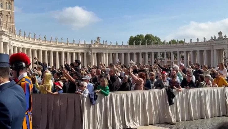 La traslazione della bara di Papa Francesco: il feretro a San Pietro e l'applauso dei fedeli