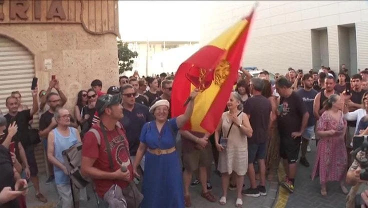 Spagna, ancora proteste contro i clandestini nordafricani nella città di Torre Pacheco