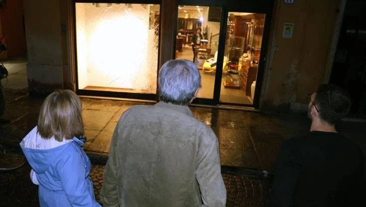 Auto sulla folla a Modena, le origini del colpevole e il silenzio sugli eroi