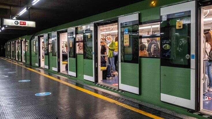 Bloccano la metro verde tirando il freno e svuotano un estintore: denunciate quattro borseggiatrici