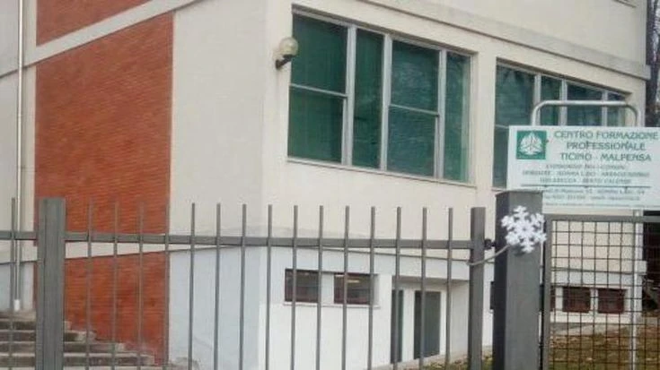 Ragazza di 18 anni muore durante la festa di fine scuola a Somma Lombardo: aveva problemi cardiaci