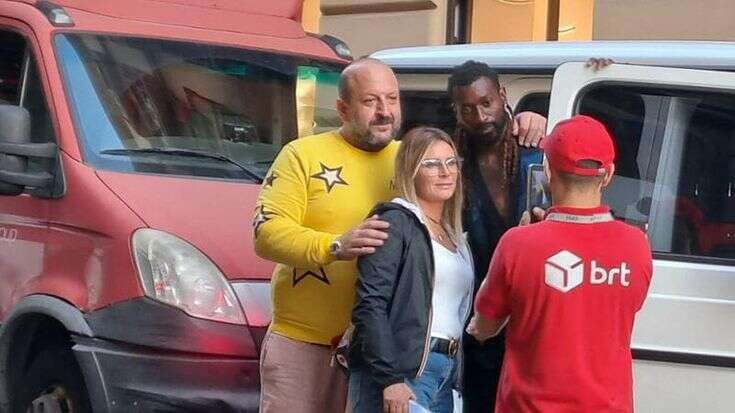 Napoli, Zambo Anguissa assediato dai fan a Chiaia. Selfie e abbracci in via dei Mille