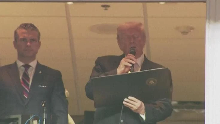 Maryland, Trump alla partita di football declama il giuramento dei militari ma è sommerso dai fischi