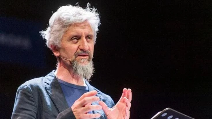 Ascanio Celestini: “Ascolto storie e le racconto, riparo la realtà come mio padre restaurava mobili”