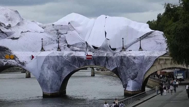 Parigi, il maltempo danneggia l'installazione artistica temporanea di JR sul Pont-Neuf