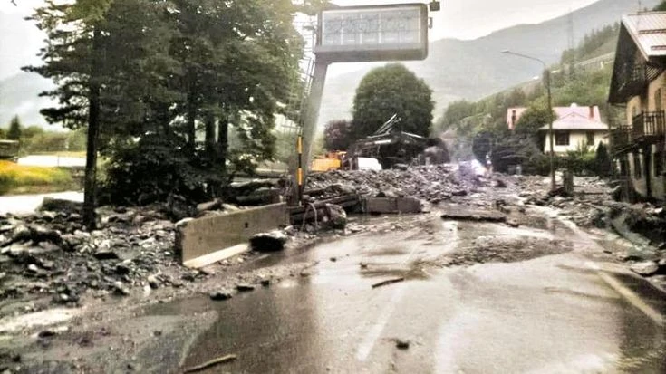 L’Italia nella morsa del clima estremo: bollino rosso in 18 città ma anche frane e temporali