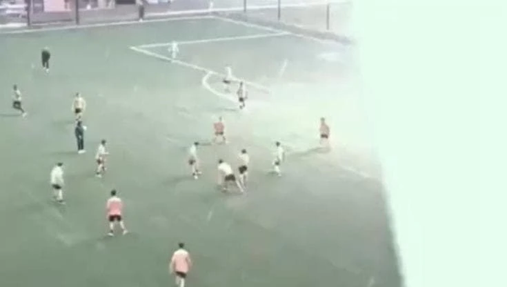 Fulmine sul campo della Fiorentina U18: tragedia sfiorata durante l’allenamento