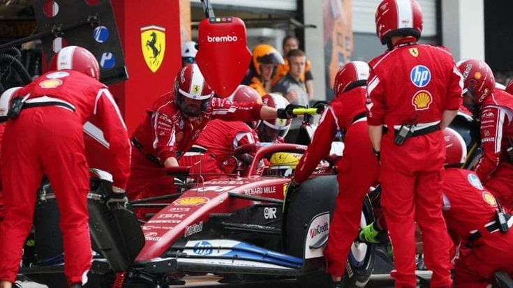 Tensione tra Hamilton e il box Ferrari: “Volete che faccia passare anche Sainz?”