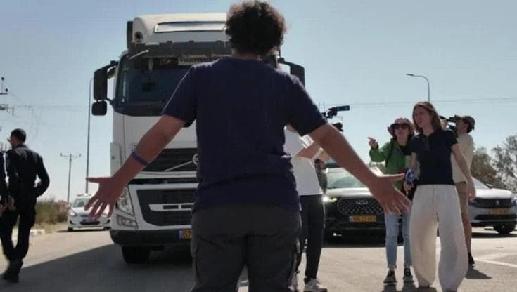 Medio Oriente, manifestanti israeliani tentano di bloccare camion di aiuti umanitari diretti a Gaza