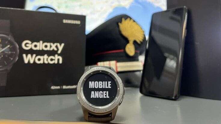 Rompe lo smartwatch anti-violenza della madre che non gli dà i soldi per la droga ma il ‘Mobile angel’ si attiva lo stesso: arrestato 21enne