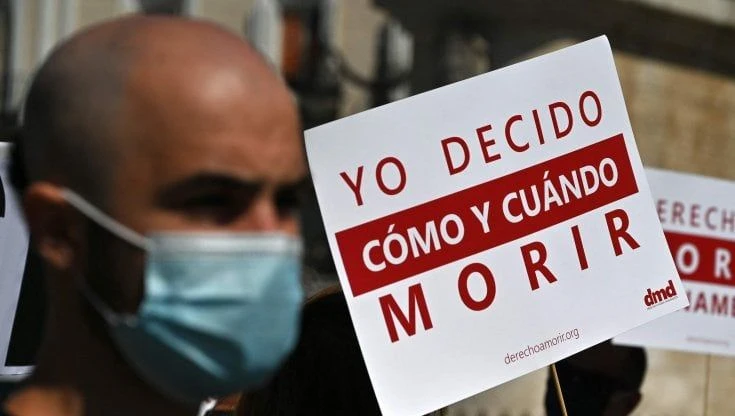 Spagna, da oggi l'eutanasia è legale. Quarto Paese in Europa e settimo nel mondo