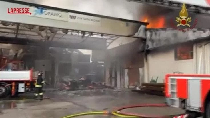 Treviso, incendio a Cordignano in una ditta di pannelli fotovoltaici: le immagini dei soccorsi