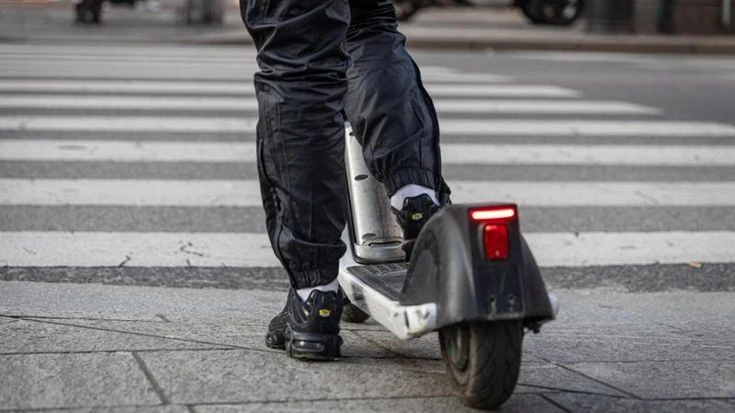 Si scontra con il monopattino contro un’auto in via Melzi d’Eril: morto un ragazzo di 20 anni