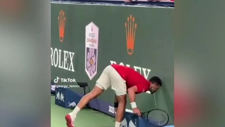 Djokovic vomita a bordo campo. Nole vittima del caldo estremo di Shanghai
