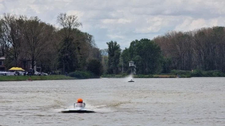 Motonautica, spettacolo sul Po: Lyubenov campione europeo classe 125