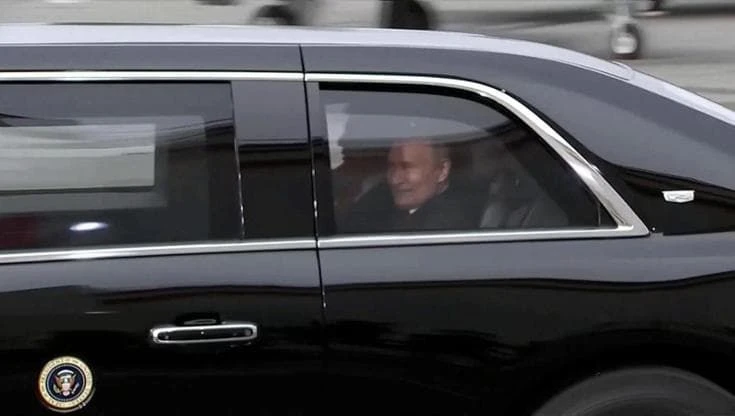 Anchorage, Trump e Putin rompono il protocollo e salgono sulla limousine Usa insieme