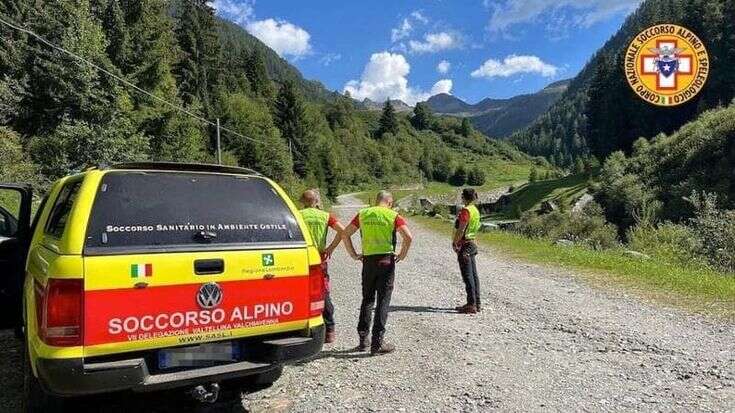 Infarto mentre cammina sui monti in Valtellina, escursionista 51enne precipita in un dirupo e muore