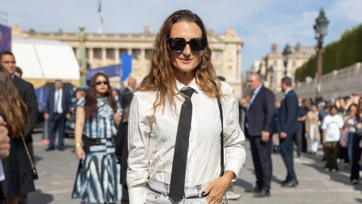 Camille Cottin, dalla cravatta ai jeans con le bretelle: l'infallibile stile parisienne della madrina di Cannes
