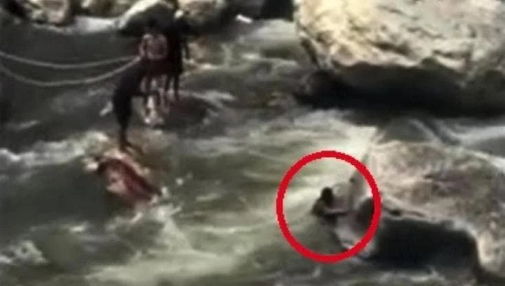 India, selfie estremo sul fiume Parvati: turista cade in acqua e si salva aggrappandosi a una roccia