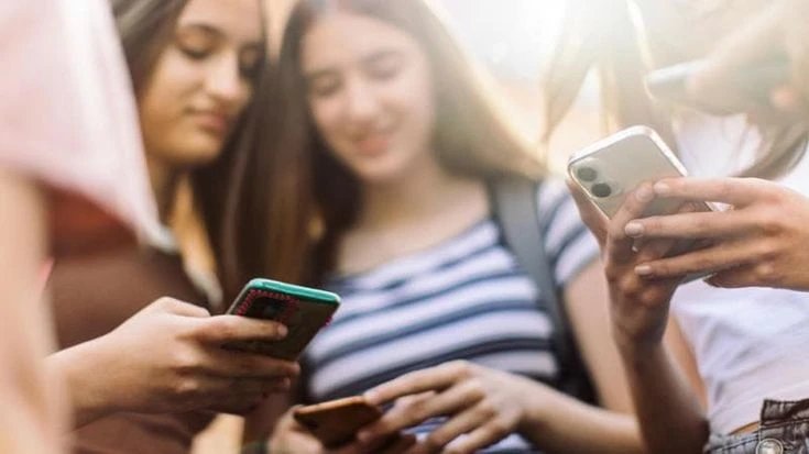 Ritratto della Generazione AI: iperconessi, si sentono sotto pressione per le aspettative sociali