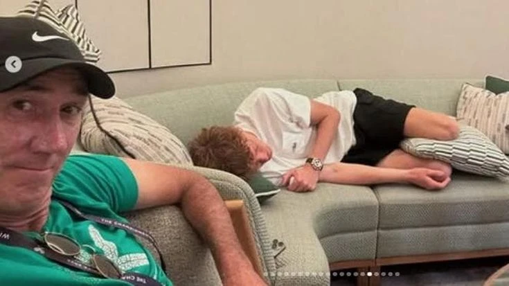Cahill pubblica foto private di Sinner: tra pisolini e crioterapia il dietro le quinte di Wimbledon