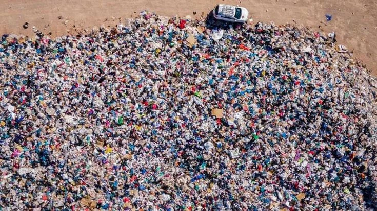 Rifiuti tessili, 120 milioni di tonnellate di capi scartati: l’80% in discarica o negli inceneritori
