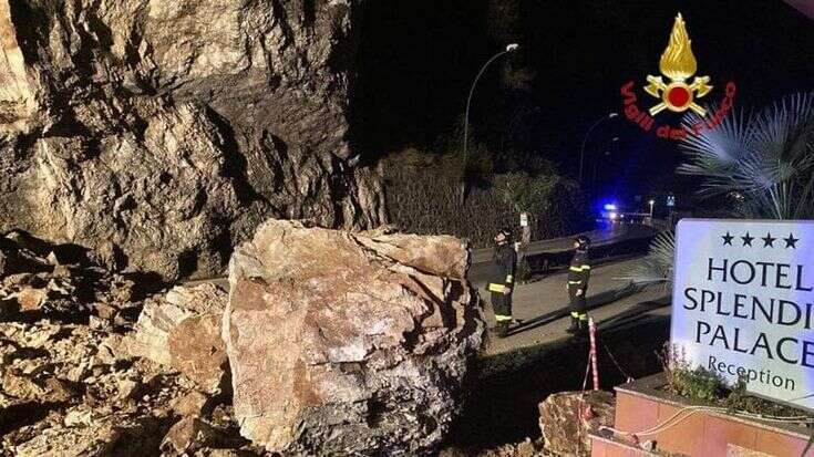 Frana nell’Alto Garda, trenta metri cubi di massi rotolano fino all’ingresso di un hotel. Chiuso un tratto di strada