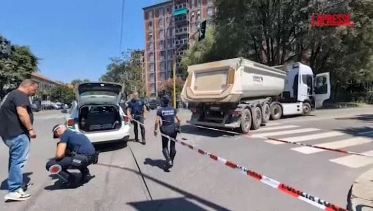 Milano, ciclista travolta e uccisa da un camion: muore a 67 anni