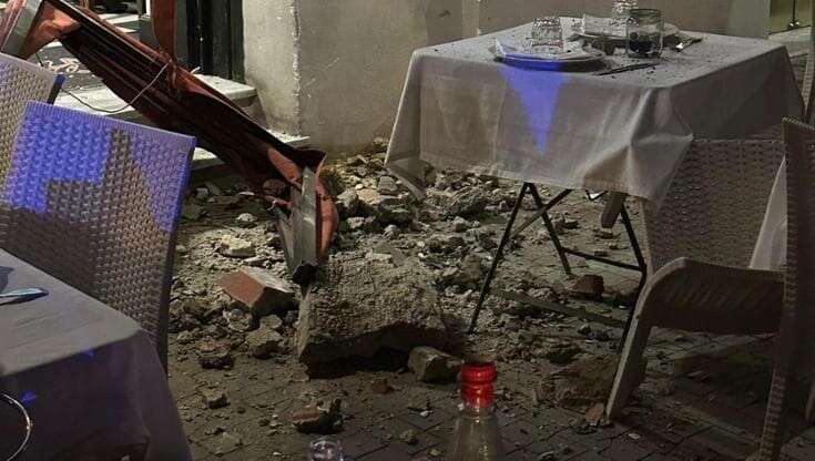 Paura al ristorante, crolla un cornicione vicino ai tavolini in via Caracciolo