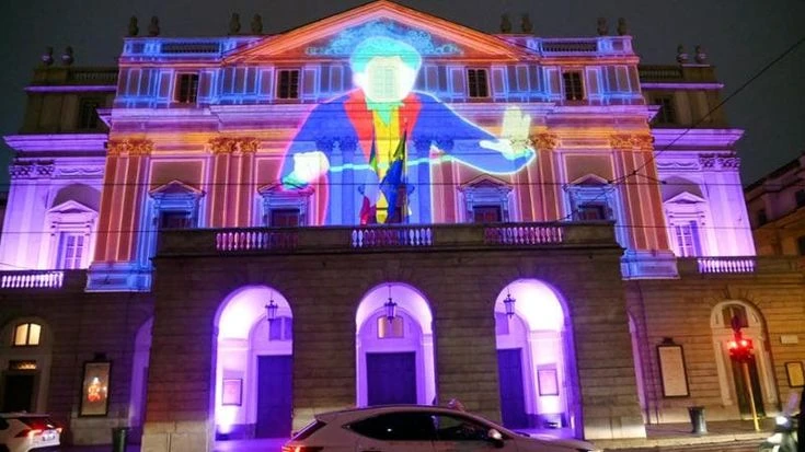 La Scala si accende di luce per festeggiare l’anniversario della rinascita nel 1946