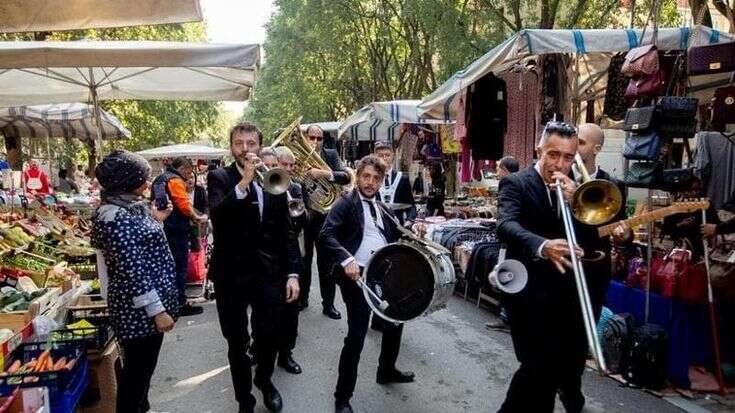 Concerti nei mercati, sotto i balconi e davanti alle università: Milano si accende con la musica del festival 'Nuovi rituali urbani'