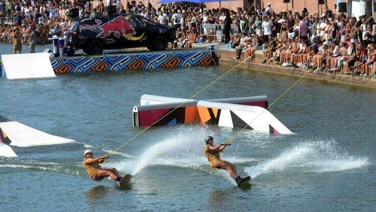 Darsena dei Navigli, va in scena la 'movida' del wakeboard