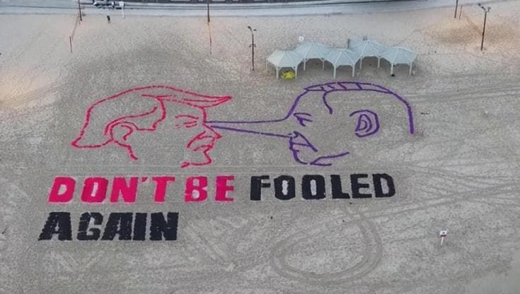 Sulla spiaggia di Tel Aviv i nasi da Pinocchio di Trump e Netanyahu: 