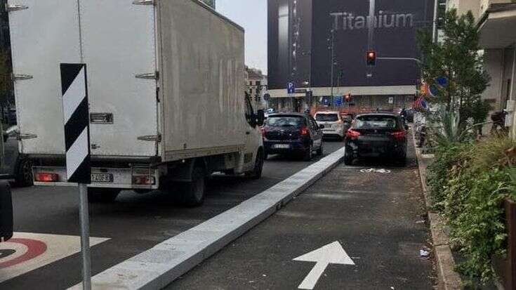 Dopo il tir, ecco l’auto: il nuovo parcheggio selvaggio sulla pista ciclabile in piazza Tricolore a Milano