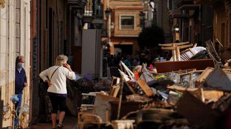 Alluvione in Spagna, le news di oggi in diretta. Forti piogge nella zona di Valencia, è allerta arancione. Attesa la visita del re Felipe