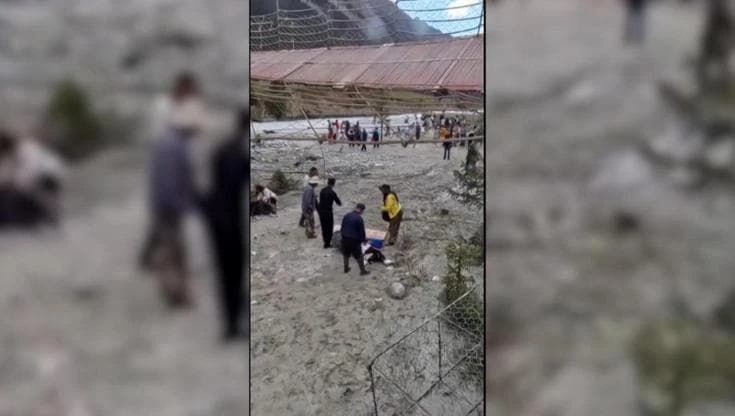 Cina: si rompono i cavi, crolla il ponte sospeso di Xinhua. Le immagini