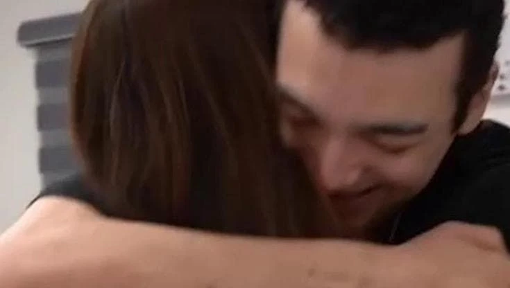 Israele, liberato l'ostaggio Edan Alexander: l'abbraccio con la madre dopo 19 mesi di prigionia