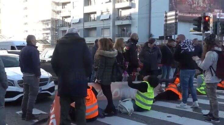 Ultima Generazione blocca il traffico in viale Lucania a Milano: tensione tra automobilisti e attivisti per l’ambiente