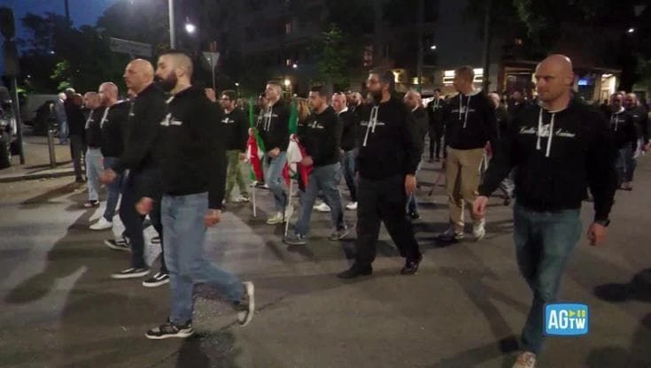 Milano, sfila il corteo per commemorare Sergio Ramelli: da un balcone parte 
