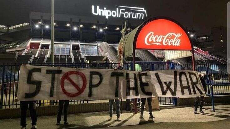 Olimpia-Maccabi, striscione “Stop the war” della curva bloccato fuori dal Forum